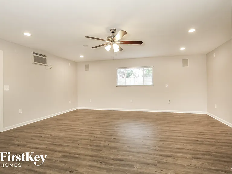 13269 N 56th Ave — Photo 5