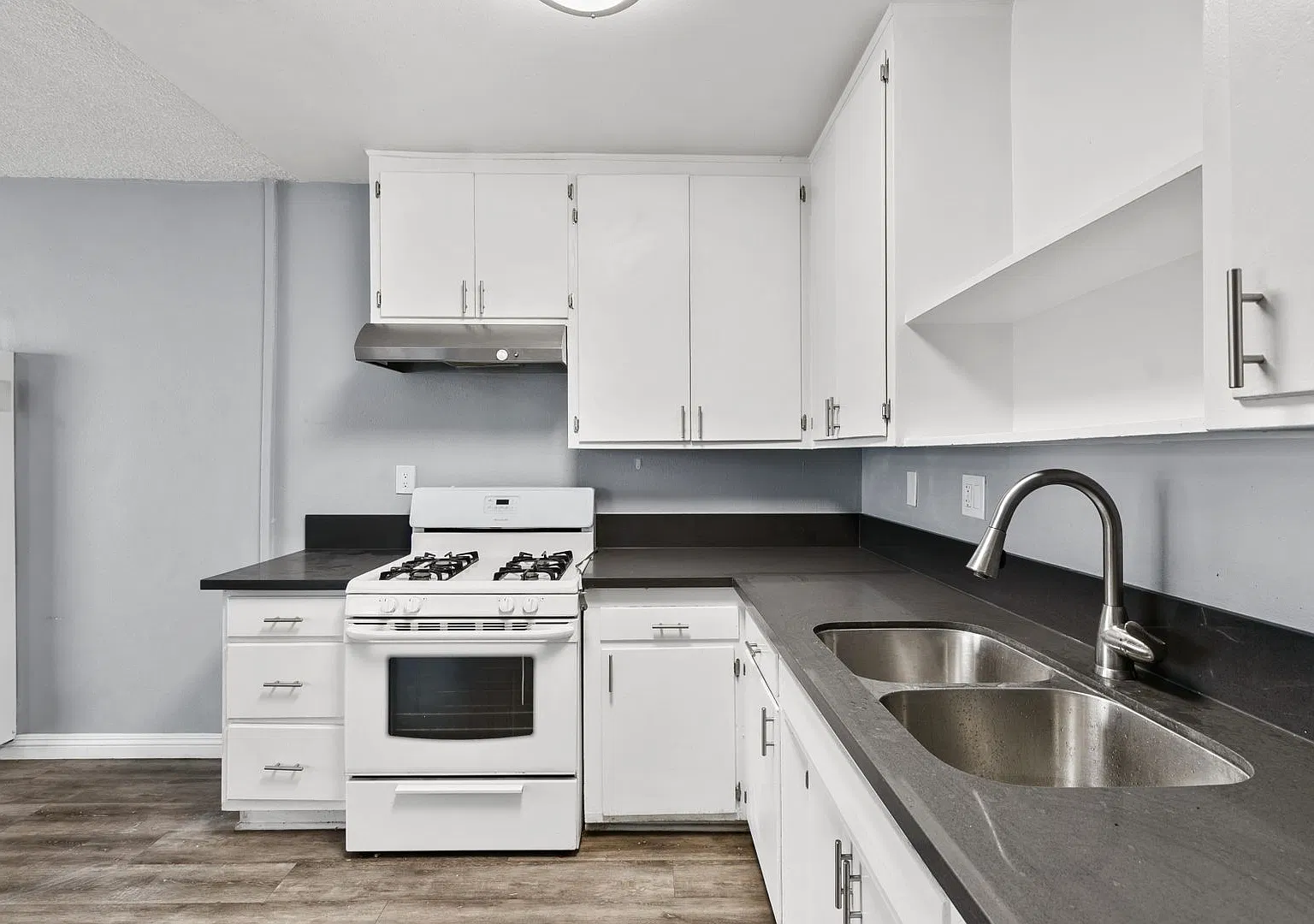 Beautiful 2 Bedroom, 1 Bath Apartment Move-In Ready! — Photo 3