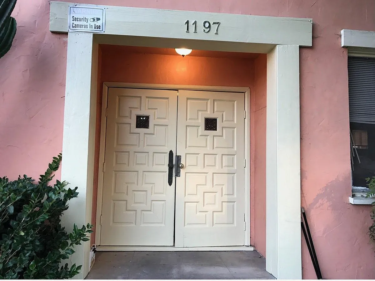 Building Photo - 1197 N Ardmore Ave #17A