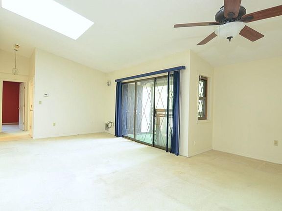 3rd image of 15 Thompson Dr APT 18