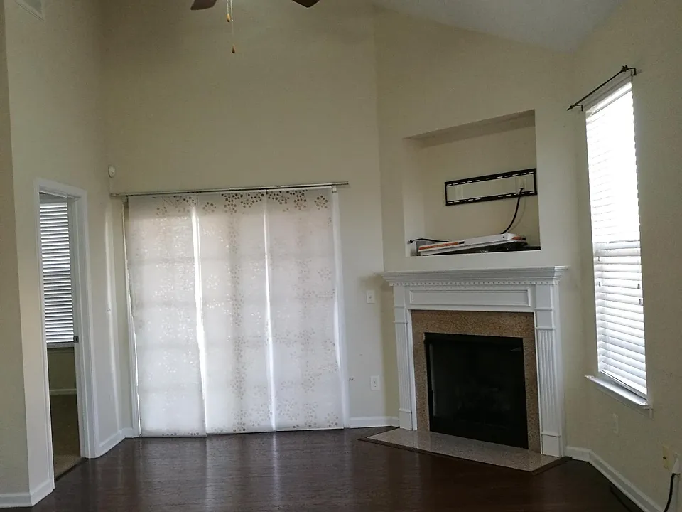 High ceiling Living room