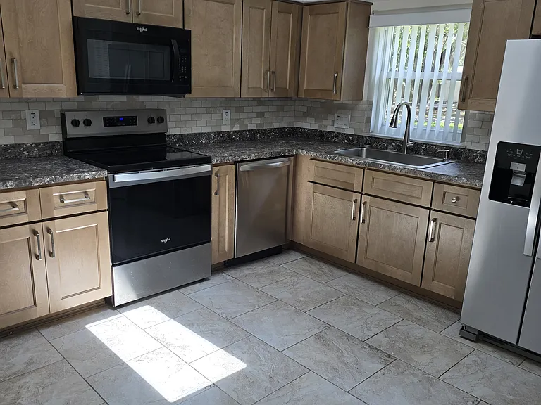 230 SE Valare Ln #A — Photo 4