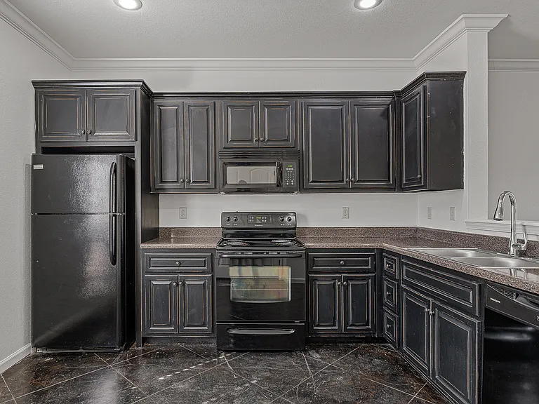 Kitchen | Deerfield Crossing Townhome