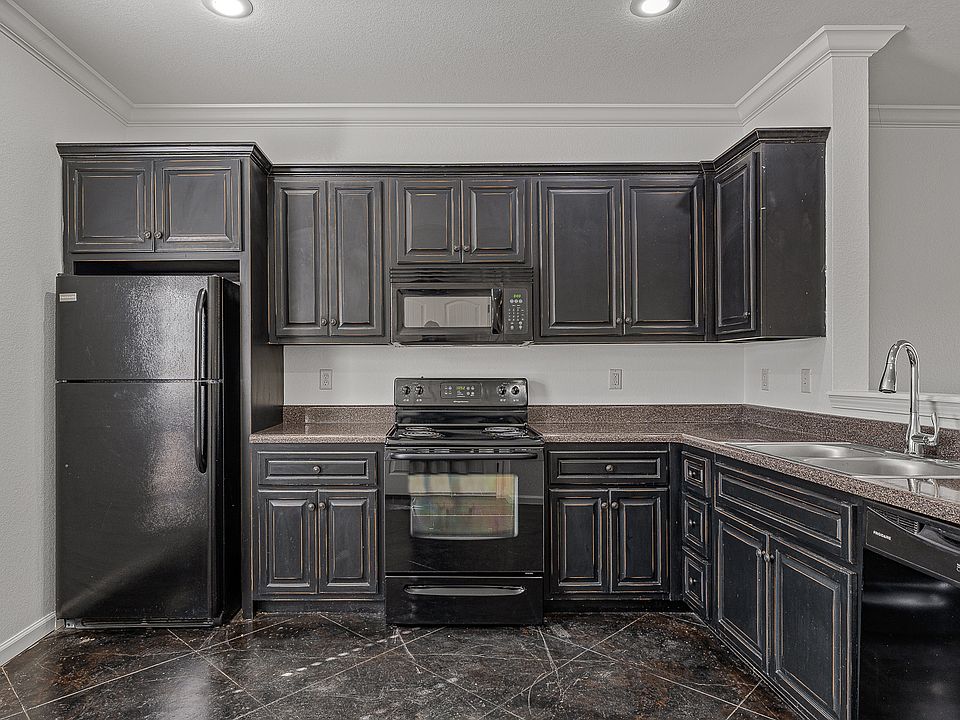 Kitchen | Deerfield Crossing Townhome