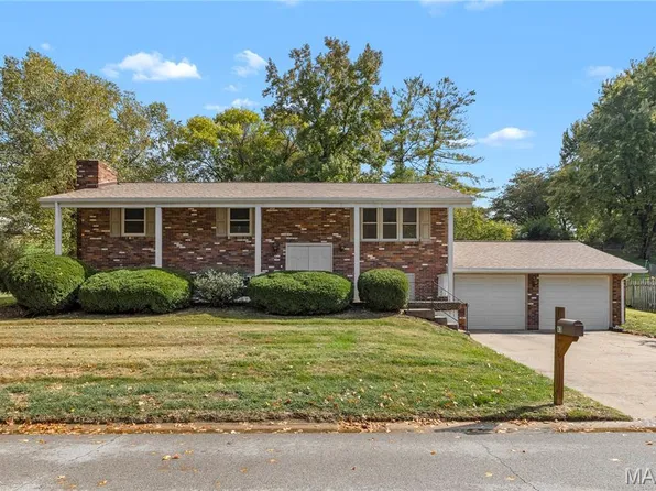 63 Glendale Dr, Glen Carbon, IL 62034