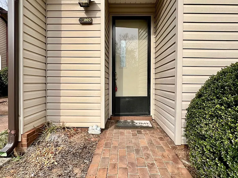 207 Forest View Ct — Photo 3
