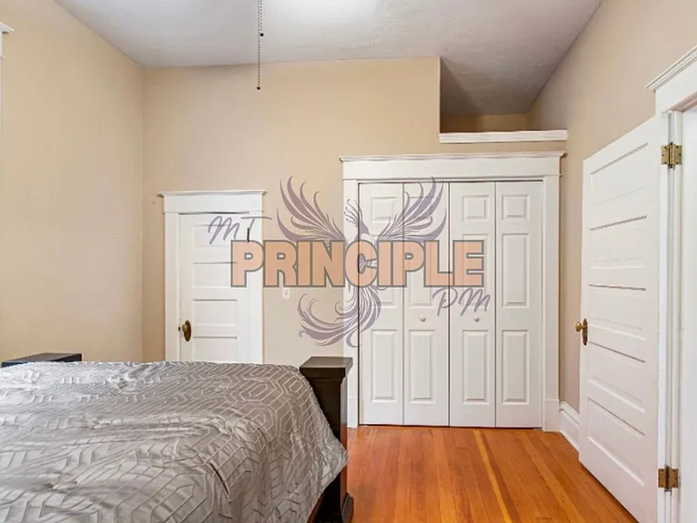 820-822 W Silver St — Photo 12