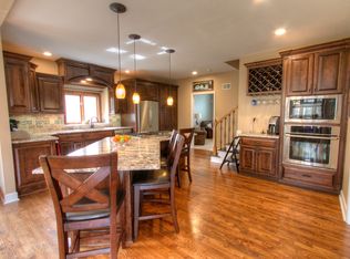 6035 N Elmwood Ct, Gladstone, MO 64119