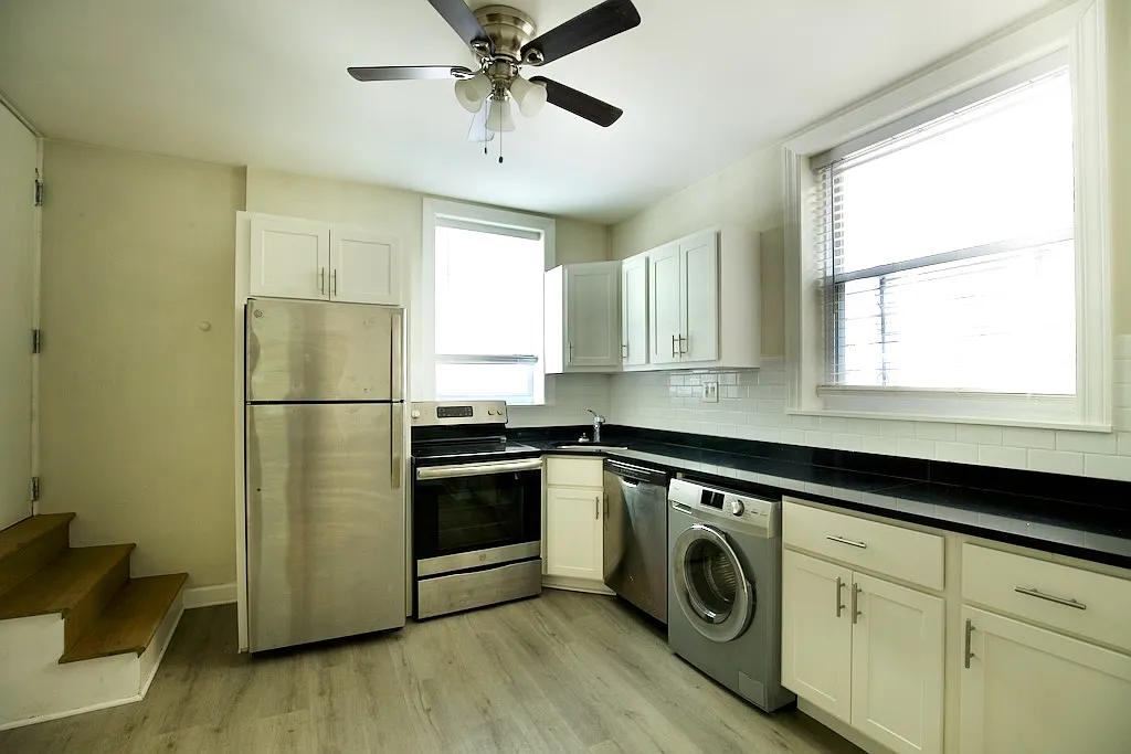 Building Photo - 646 W Roscoe St #6H