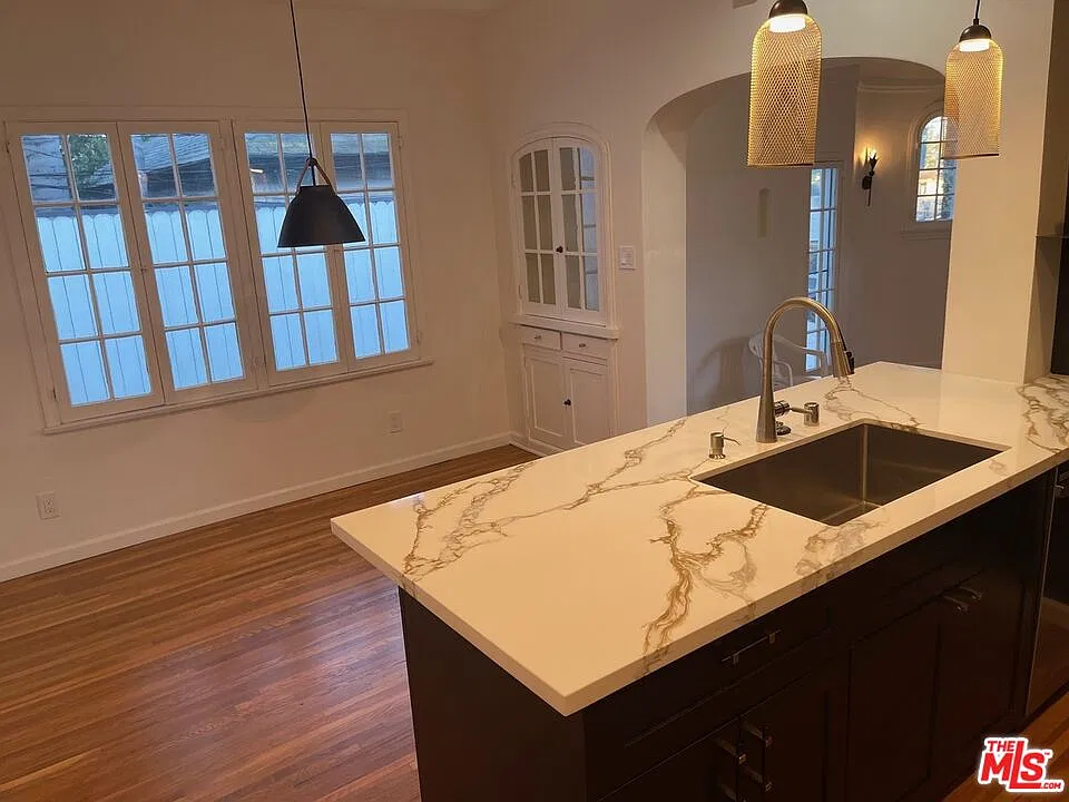 2 bed, 2.0 bath, 1100 sqft, $4,195 — Photo 4