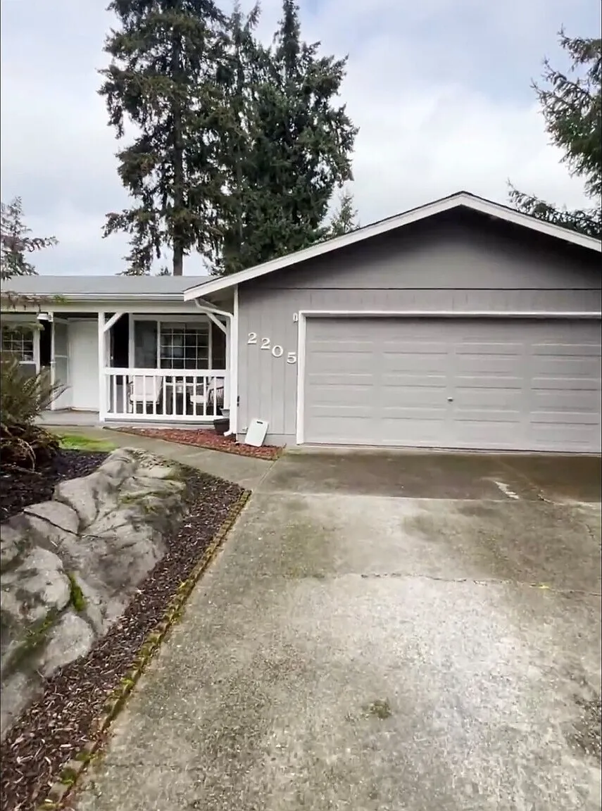 3 bed, 2.0 bath, 1304 sqft, $2,205 — Photo 1