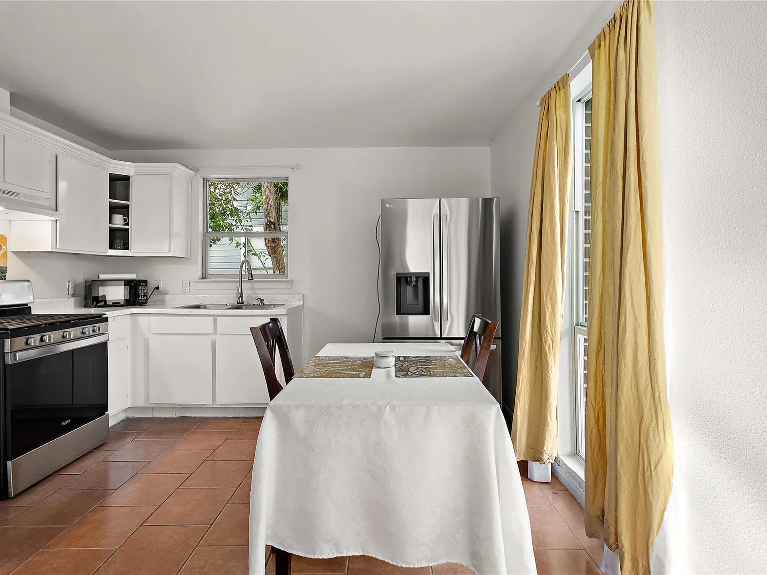 3 bed, 1.0 bath, 900 sqft, $1,500 — Photo 4