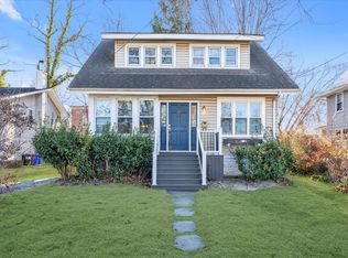 20 Pearsall St, Babylon, NY 11702