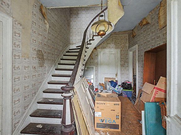 2nd image of 338 W Park St