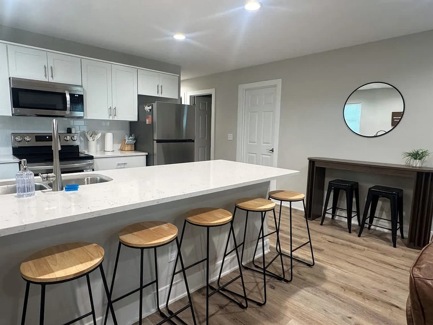6 bed, 4.0 bath, 2411 sqft, $14,955 — Photo 4