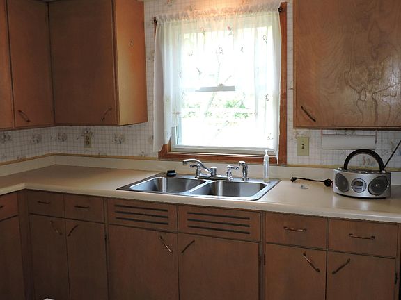 5th image of 204 Pioneer St