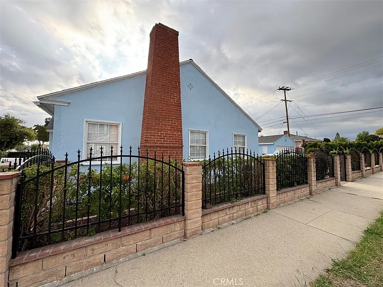 141 W Fairview Ave — Photo 2