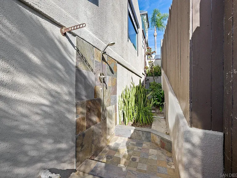 2372 Oxford Ave — Photo 26