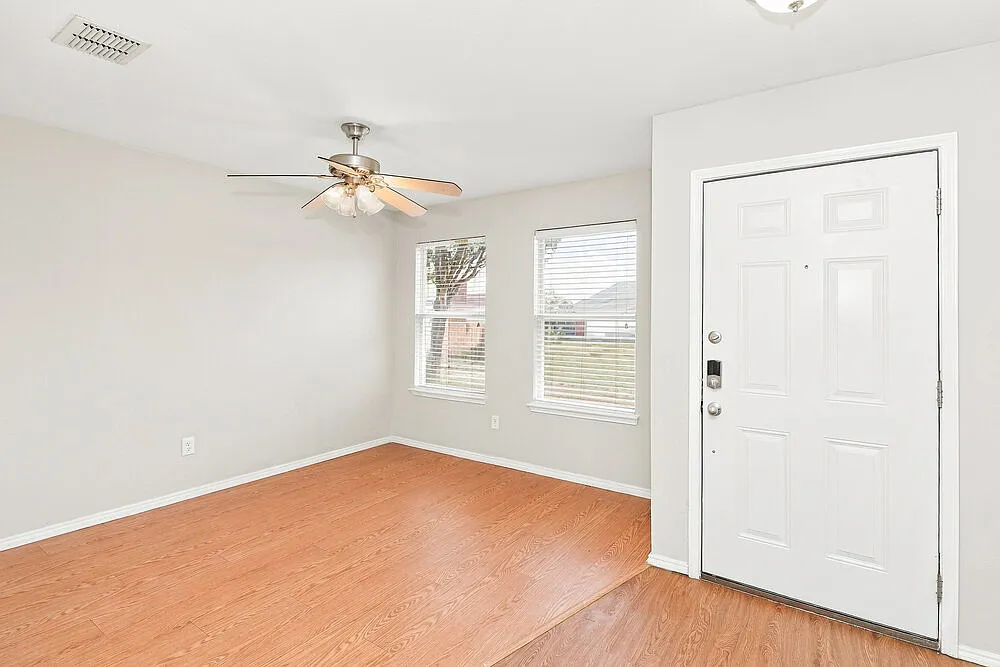 3 bed, 2.0 bath, 1477 sqft, $2,140 — Photo 3