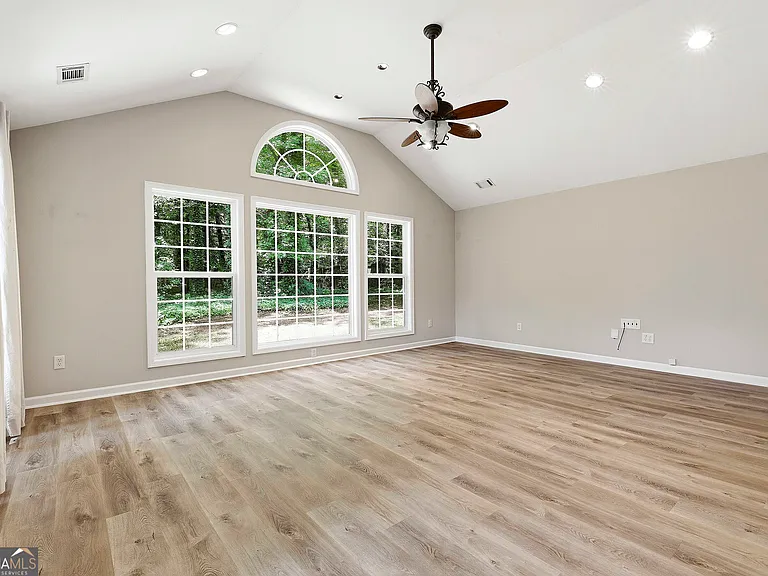 518 Longwood Ln — Photo 14