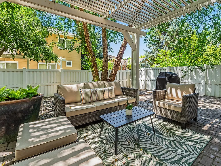 246 W Colchester Dr — Photo 46