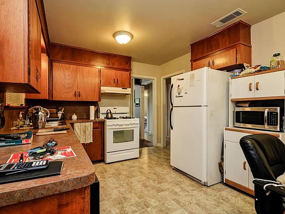 Full-size kitchen.