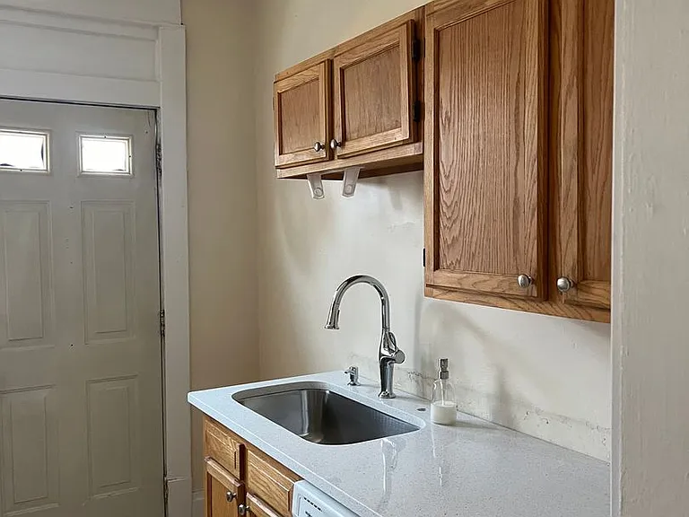 2431 N High St — Photo 2