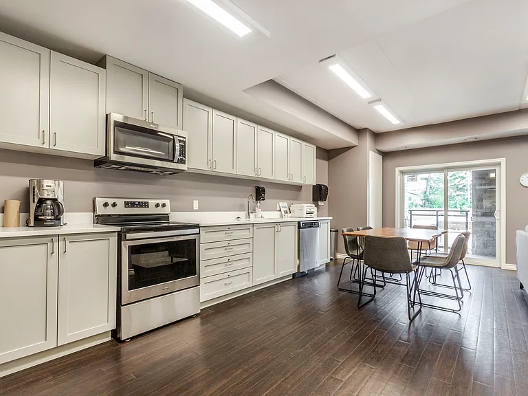 456 Lorne Ave W — Photo 17