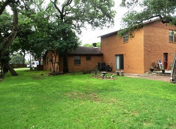4th image of 240 Oak St