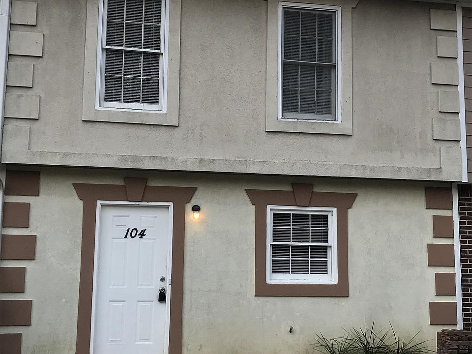 1st image of 104 Hampton Square Dr