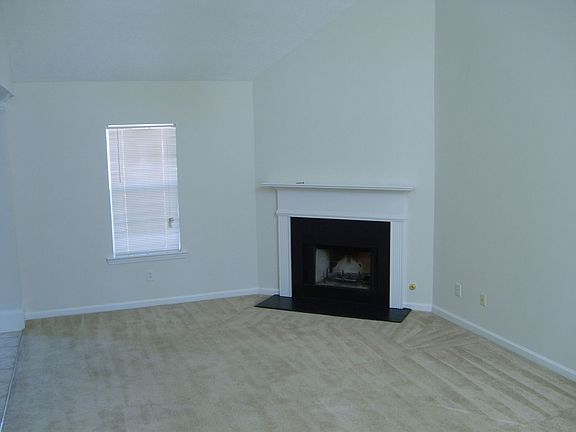 Greatroom w/cozy fireplace