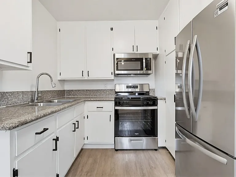 Pet Friendly Apartment Complex in South LA - Gated Parking, Laundry In-Units, Manager On-Site — Photo 16