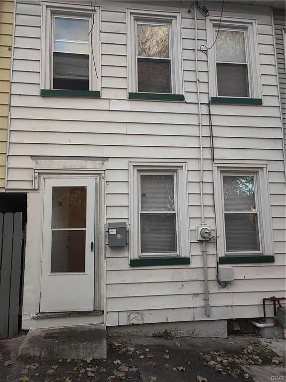 121 S Mulberry St photo 1