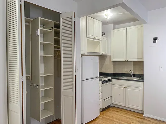 Rented by Akam Sales and Brokerage | media 14