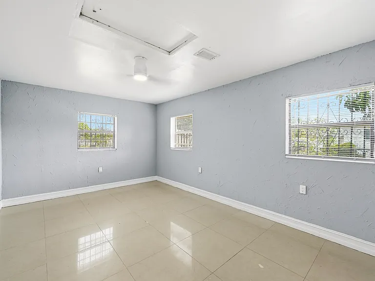 740 E Evanston Cir — Photo 33