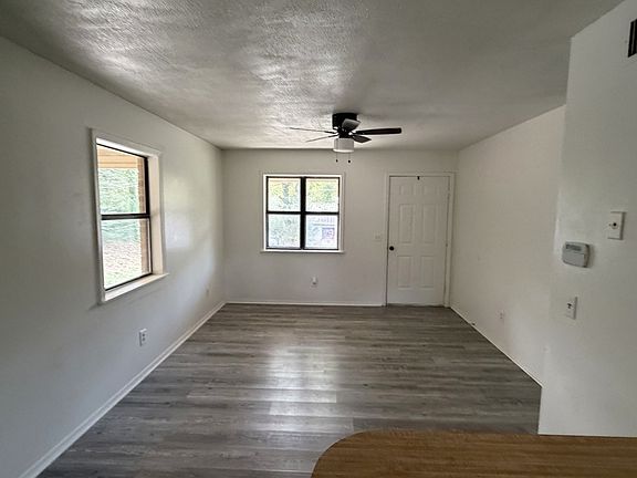 4th image of 211 Violet St
