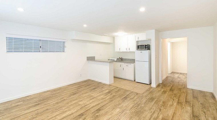 1st image of 1261 N Laurel Ave APT 20