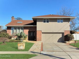 17 Barry Park Ct, Albertson, NY 11507