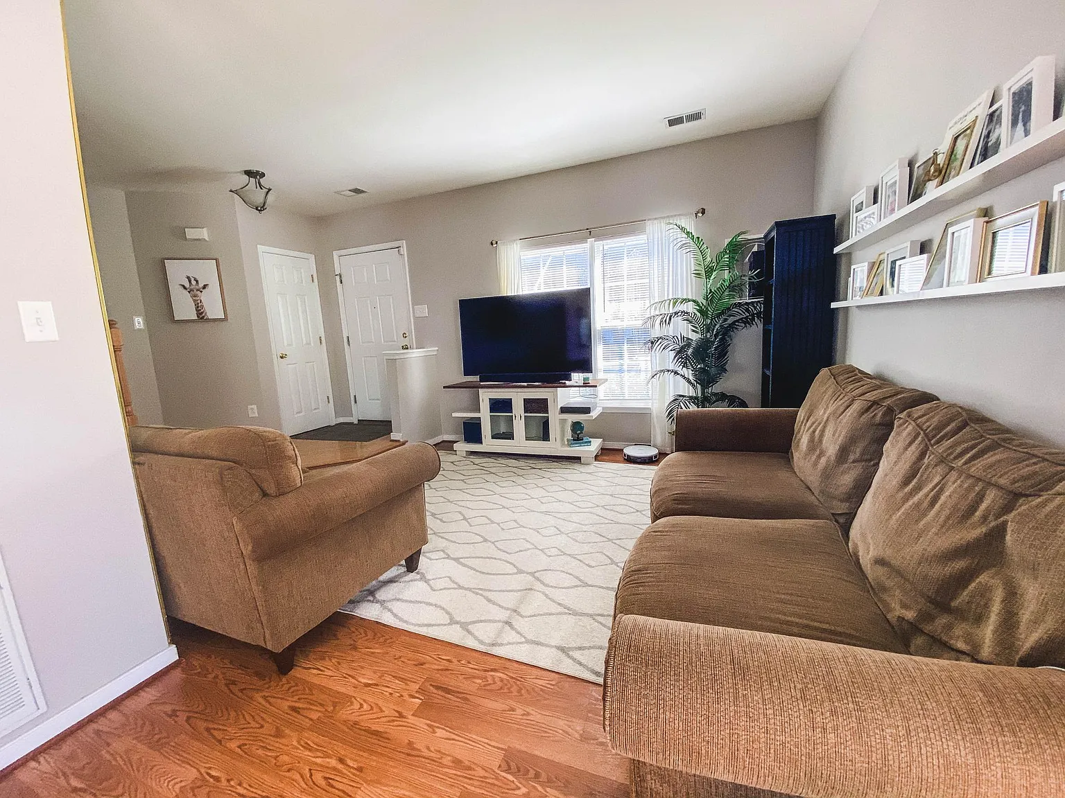3 bed, 2.5 bath, 1340 sqft, $2,300 — Photo 4