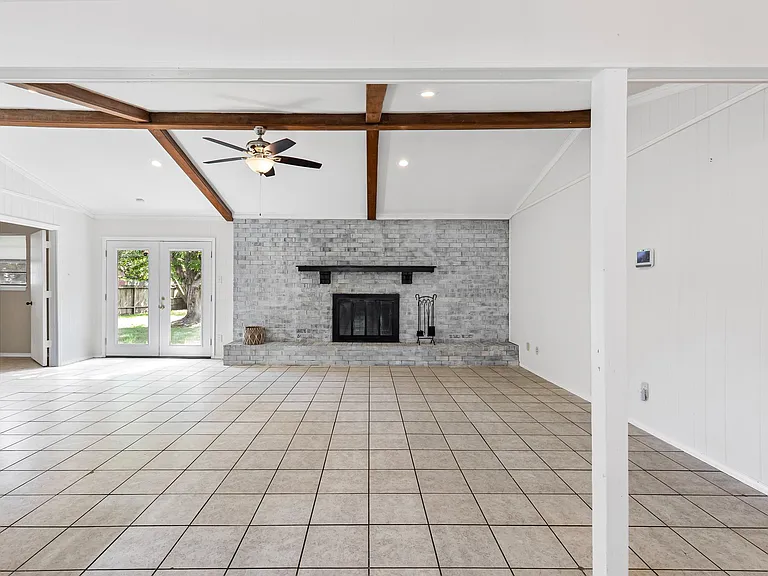 221 Azalea Dr — Photo 4