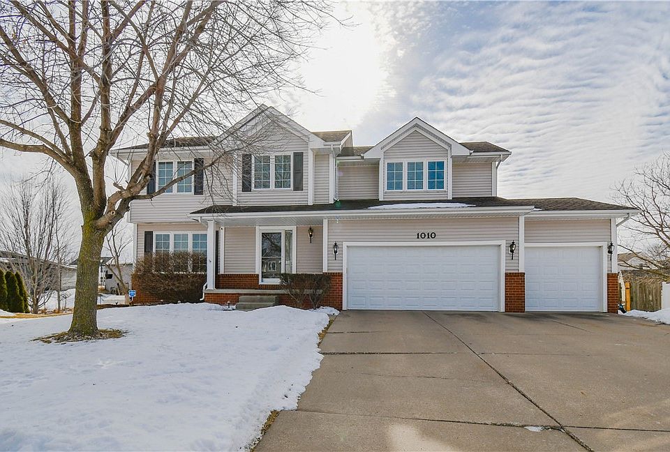 1st image of 1010 SE Applewood Ln