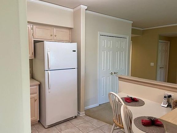 5th image of 811 Swan Dr Unit 3B