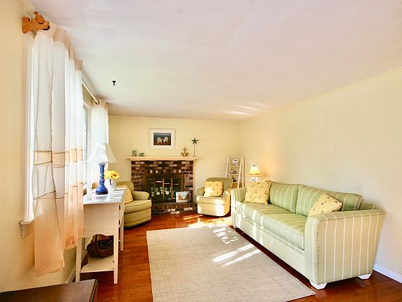 3rd image of 80 Sachem Drive