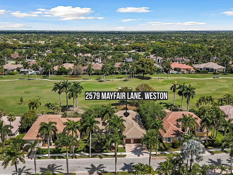 2579 Mayfair Ln — Photo 3