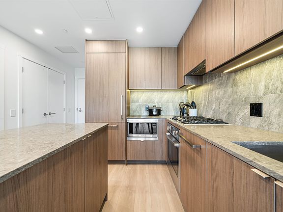 3rd image of 626 Claremont St #1806