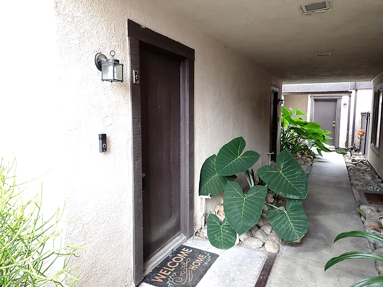 1814 N Vineyard Ave #E — Photo 2