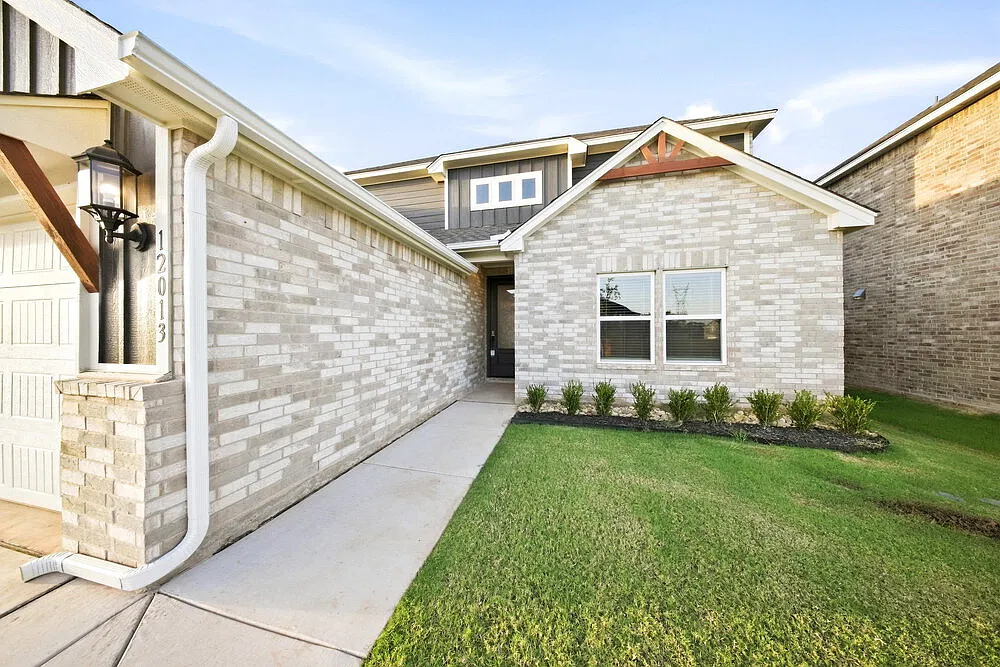 4 bed, 2.5 bath, 2213 sqft, $2,245 — Photo 4