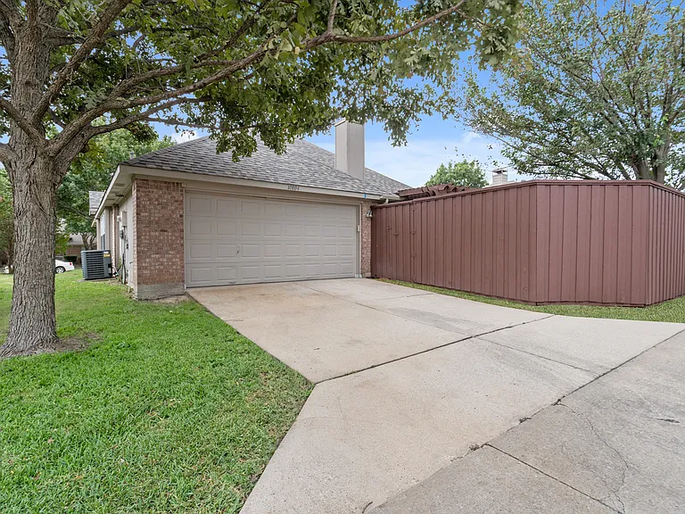 10804 Pineview Ln — Photo 30