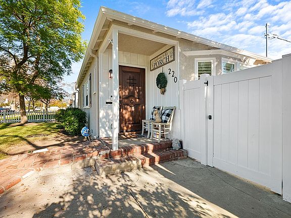 4th image of 220 N Beachwood Dr