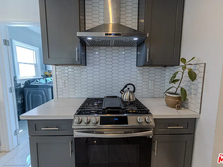 1067 S Sycamore Ave — Photo 22